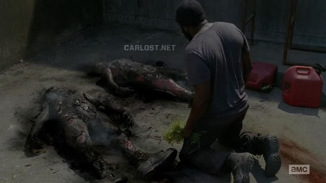 Tyreese encuentra los cuerpos quemados en The Walking Dead 4x02 Tyreese encuentra los cuerpos quemados en The Walking Dead 4x02