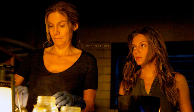 Elizabeth Mitchell como Rachel Matheson y Tracy Spiridakos como Charlie Matheson en Revolution 2x08