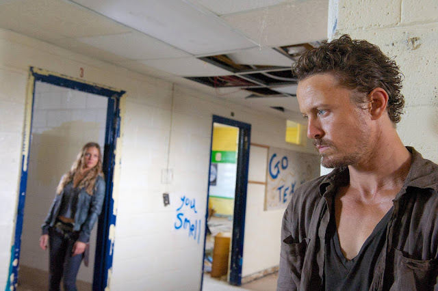 Charlie (Tracy Spiridakos) y Sebastian Monroe (David Lyons) en Revolution 2x09