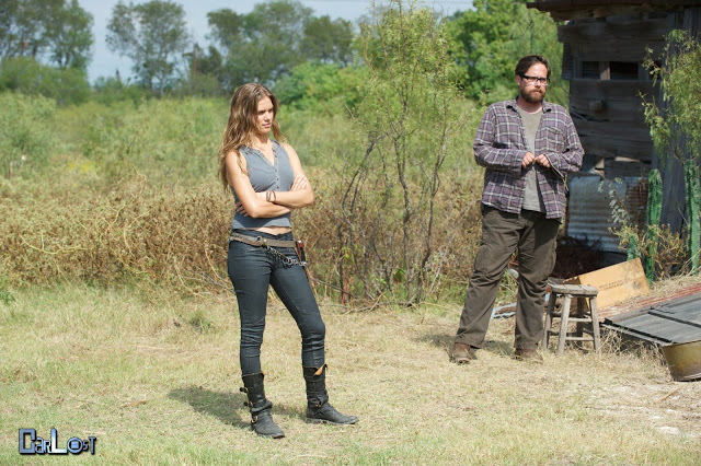 Charlie Matheson (Tracy Spiridakos) y Aaron Pitman (Zak Orth) en Revolution 2x10 The Three Amigos