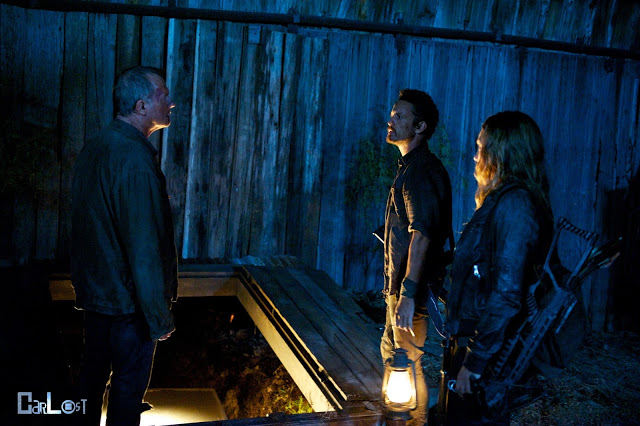 Gene Porter (Stephen Collins), Sebastian Monroe (David Lyons) y Charlie Matheson (Tracy Spiridakos) en Revolution 2x10 The Three Amigos