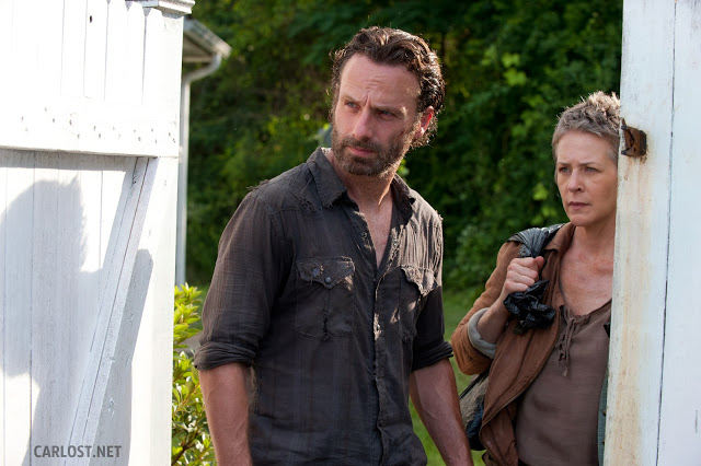Rick Grimes (Andrew Lincoln) y Carol (Melissa McBride) en The Walking Dead 4.04 Indifference