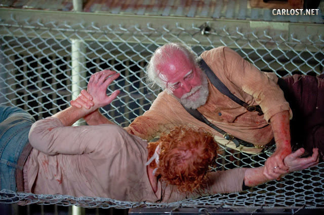 Hershel (Scott Wilson) luchando por vivir en The Walking Dead 4x05 Internment (Internamiento)