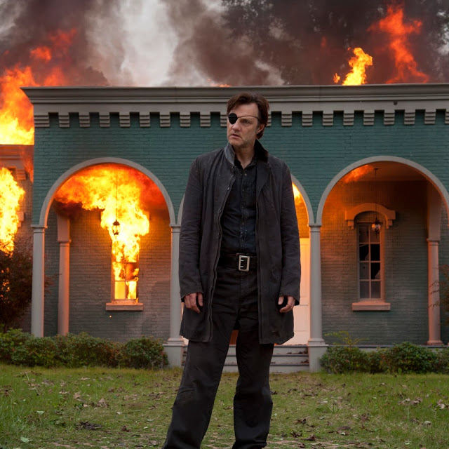 El Gobernador (David Morrissey) incendia Woodbury en The Walking Dead 4x06 Live Bait