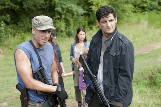 Mitch (Kirk Acevedo) y Pete (Enver Gjokaj) en The Walking Dead 4x07