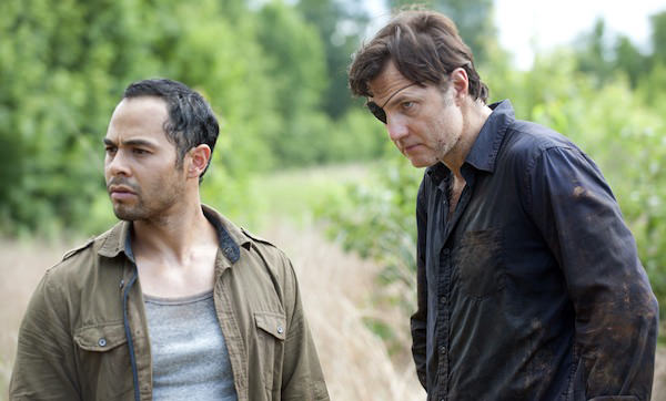 Martinez (Jose Pablo Cantillo) y el Gobernador (David Morrissey) en The Walking Dead 4x07