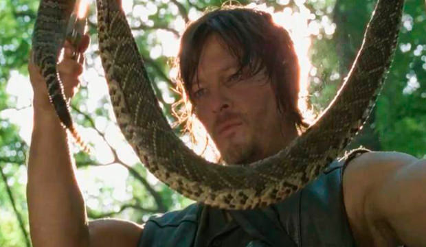 Daryl Dixon (Norman Reedus) y una serpiente en The Walking Dead 4