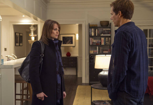 Sprague Grayden como Carrie Cooke y Kevin Bacon como Ryan Hardy en The Following 2x09 Unmasked