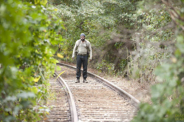 Tyreese (Chad L. Coleman) en las vías del tren, en The Walking Dead 4x14 The Grove