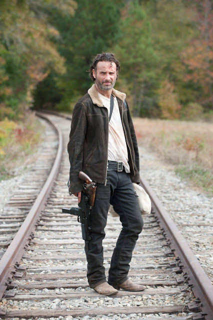 Rick Grimes (Andrew Lincoln) en las vías del tren, en The Walking Dead S04E15 Us