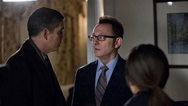 John Reese (Jim Caviezel), Harold Finch (Michael Emerson) y Shaw (Sarah Shahi) en Person of Interest 3x20 Death Benefit