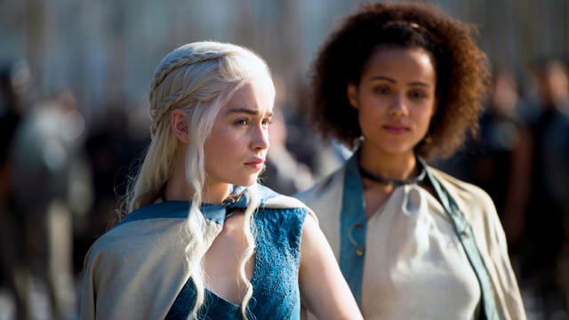 Daenerys Targaryen (Emilia Clarke) y Missandei (Nathalie Emmanuel) en Game of Thrones 4x03 Breaker of Chains