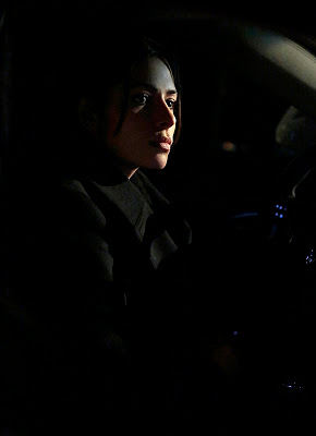 Shaw (Sarah Shahi) en Person of Interest 3x20 Death Benefit