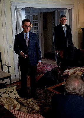 Harold Finch (Michael Emerson) y John Reese (Jim Caviezel) en Person of Interest 3x20 Death Benefit