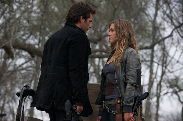 Miles (Billy Burke) y Charlie (Tracy Spiridakos) en Revolution S2E19 Shit Happens