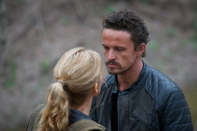 Rachel Matheson (Elizabeth Mitchell) y Sebastian Monroe (David Lyons) en Revolution S02E19 Shit Happens