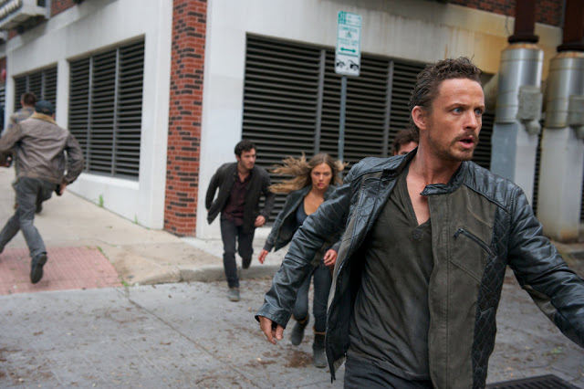 Connor (Mat Vairo), Charlie (Tracy Spiridakos), Miles (Billy Burke) y Sebastian Monroe (David Lyons) en Revolution 2x19 Shit Happens