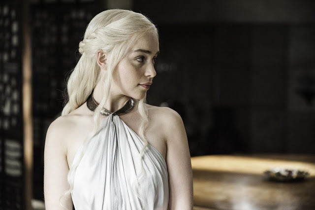 Daenarys Targaryen (Emilia Clarke) en Game of Thrones 4x05 First of His Name