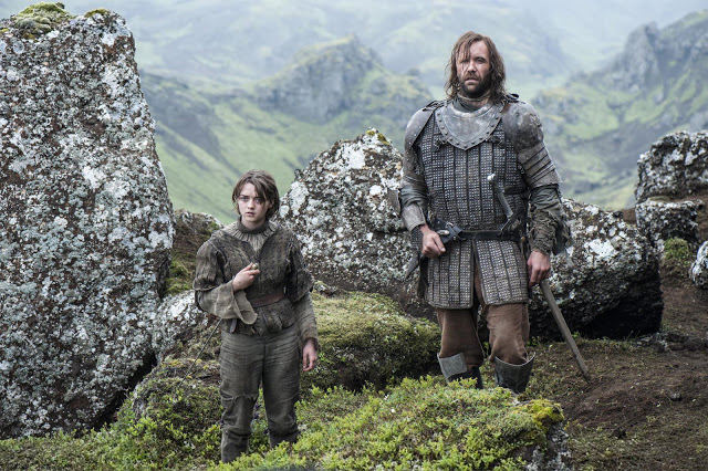 Arya Stark (Maisie Williams) y Sandor The Hound Clegane (Rory McCann) en Game of Thrones 4x10 The Children