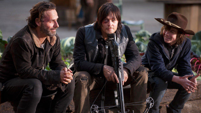 Andrew Lincoln (Rick Grimes), Norman Reedus (Daryl Dixon) y Chandler Riggs (Carl Grimes) en el set de The Walking Dead