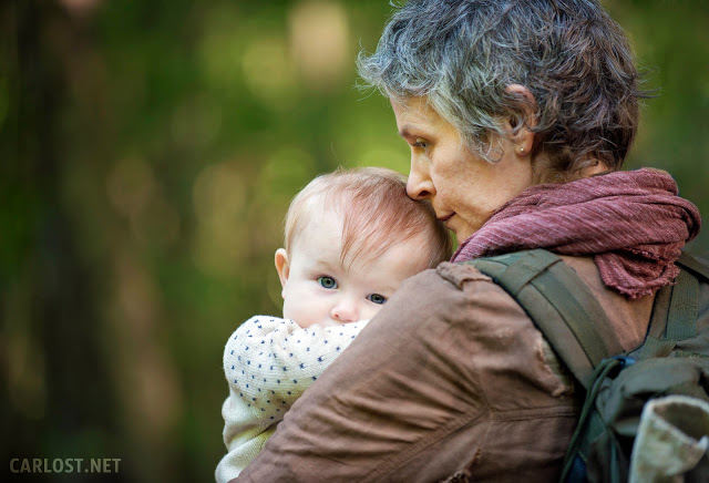 Carol (Melissa McBride) y Judith en The Walking Dead 5x01