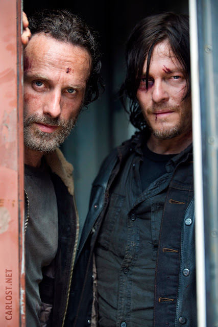 Rick Grimes (Andrew Lincoln) y Daryl Dixon (Norman Reedus) en The Walking Dead 5x01