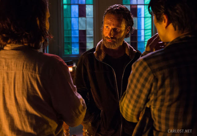 Maggie Greene (Lauren Cohan), Rick Grimes (Andrew Lincoln) y Glenn Rhee (Steven Yeun) en The Walking Dead Temporada 5 Capítulo 3 Four Walls and a Roof