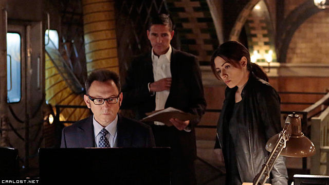 Finch (Michael Emerson), Reese (Jim Caviezel) y Shaw (Sarah Shahi) en Person of Interest 4x07 Honor Among Thieves