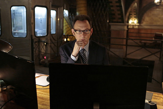 Harold Finch (Michael Emerson) en Person of Interest S04E07 Honor Among Thieves