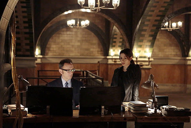 Harold Finch (Michael Emerson) y Shaw (Sarah Shahi) en Person of Interest S04E07 Honor Among Thieves