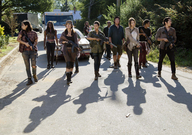 Tara Chambler (Alanna Masterson), Michonne (Danai Gurira), Rosita Espinosa (Christian Serratos), Rick Grimes (Andrew Lincoln), Sasha (Sonequa Martin-Green), Gabriel Stokes (Seth Gilliam), Eugene Porter (Josh McDermitt), Maggie Greene (Lauren Cohan), Noah (Tyler James Williams) y Glenn Rhee (Steven Yeun) en The Walking Dead 5x12 Remember (Recuerda)