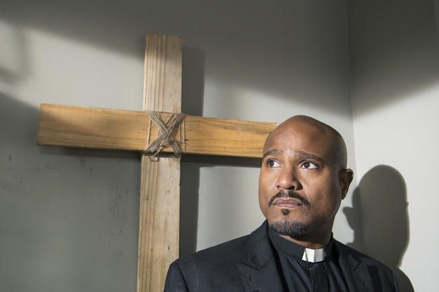 Padre Gabriel Stokes (Seth Gilliam) en The Walking Dead 5.14 Spend