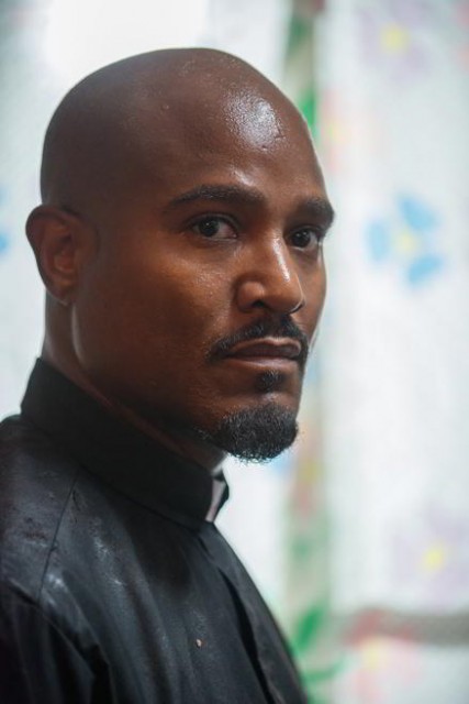 Padre Gabriel (Seth Gilliam) en The Walking Dead 6x09 No Way Out