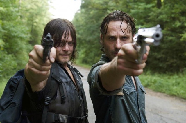 Andrew Lincoln como Rick Grimes y Norman Reedus como Daryl Dixon en The Walking Dead 6x10