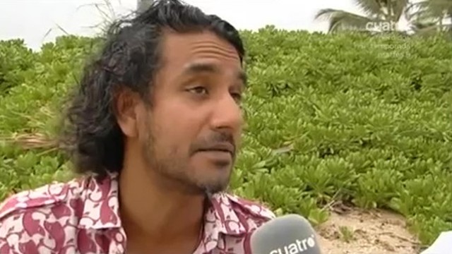 Naveen Andrews siendo entrevistado para Perdidos: Unplugged