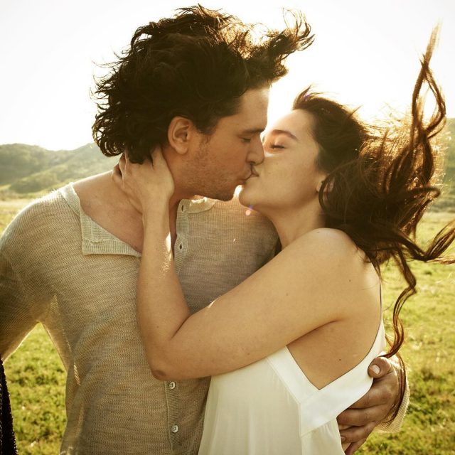 Beso entre Kit Harington y Emilia Clarke