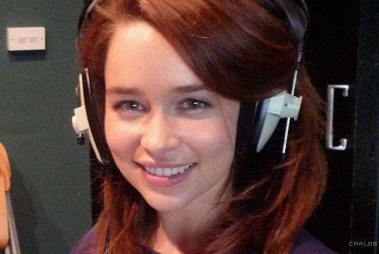 Emilia Clarke grabando su participación en Futurama