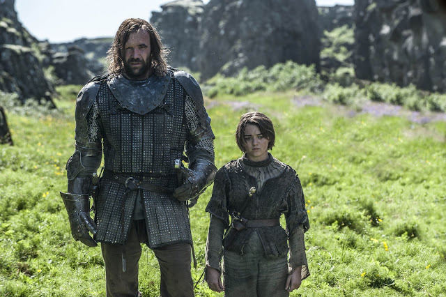 Sandor -The Hound-Clegane (Rory McCann) y Arya Stark (Maisie Williams) en Game of Thrones 4x08 The Mountain and the Viper