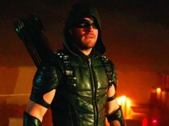 Oliver Queen (Stephen Amell) como Arrow en la Temporada 4 (2016)
