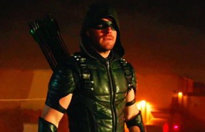 Oliver Queen (Stephen Amell) como Arrow en la Temporada 4 (2016)