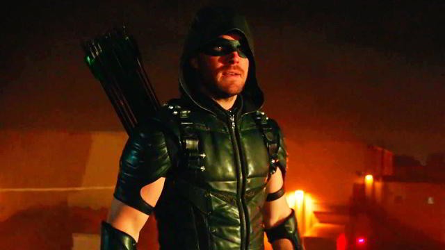 Oliver Queen (Stephen Amell) como Arrow en la Temporada 4 (2016)