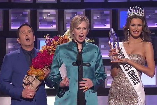 Miss Colombia parodiada en los People's Choice Awards 2016