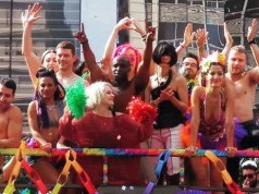 El elenco de Sense8 grabando escenas de la segunda temporada en el Gay Pride Parade de Sao Paulo