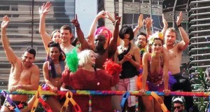 El elenco de Sense8 grabando escenas de la segunda temporada en el Gay Pride Parade de Sao Paulo