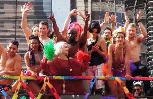 El elenco de Sense8 grabando escenas de la segunda temporada en el Gay Pride Parade de Sao Paulo