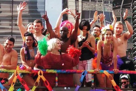 El elenco de Sense8 grabando escenas de la segunda temporada en el Gay Pride Parade de Sao Paulo