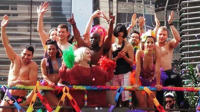 El elenco de Sense8 grabando escenas de la segunda temporada en el Gay Pride Parade de Sao Paulo