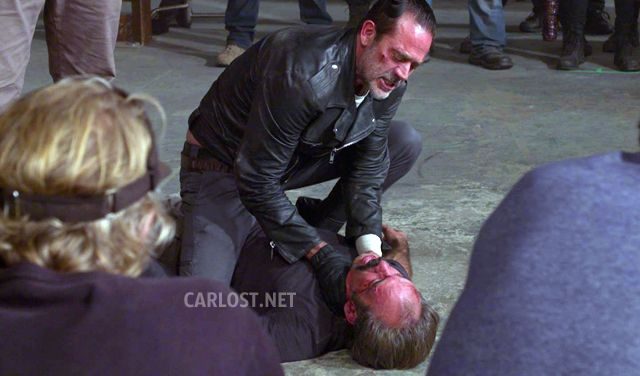 Spoiler TWD 815 - Negan asesinando a Simon