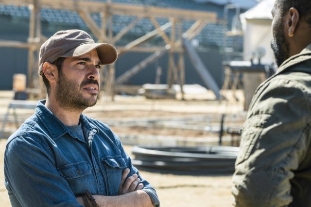 FearTWD 4x06 - Sebastian Sozzi como Cole, y Colman Domingo como Victor Strand