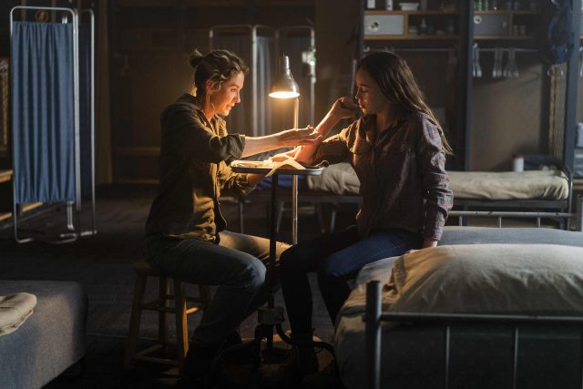 Fear The Walking Dead 4x06 - Jenna Elfman como Naomi y Alycia Debnam-Carey como Alicia Clark 